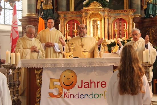 Weihbischof Bischof zelebriert den Festgottesdienst am ersten Mai in der Pfarrkriche in Irschenberg