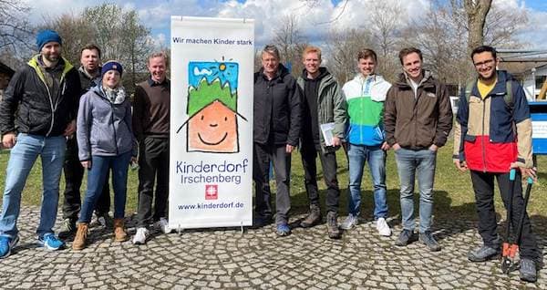 MitarbeiterInnen der Firma 4Flow helfen im Kinderdorf unter dem Motto "Unser Dorf sollschöner bleiben"