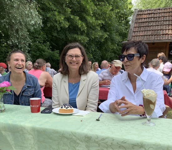 Seit Jahrzehnten dem Caritas Kinderdorf tief verbunden: Die Vorsitzende der Bundesstiftung Gleichstellung, Lisi Maier und die Präsidentin des Bayerischen Landtags, Ilse Aigner mit Annette Ehnes, Caritas Kinderdorf.