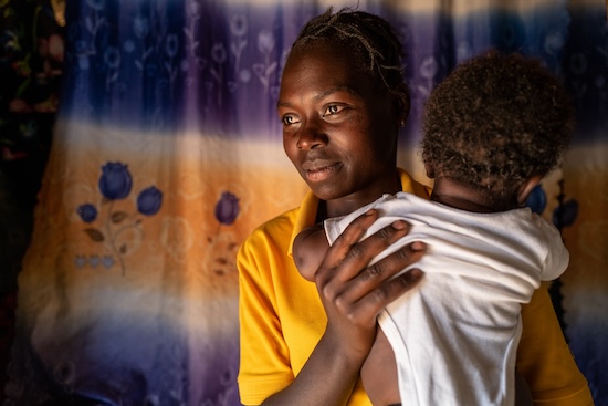 Junge Frauen und junge Mütter werden von der Caritas Gulu im Norden Ugandas im Rahmen der Sozialarbeit betreut.  Marijn Fidder/Caritas international