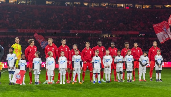 Die SAP Kids aus dem Caritas Kinderdorf Irschenberg mit den Stars des FC Bayern München beim Heimspiel gegen die TSG Hoffenheim, das 5:0 gewonnen wurde.