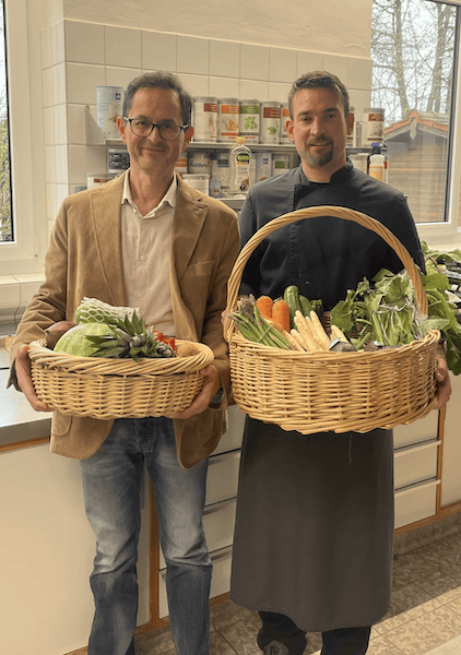 Körbe voller hochwertigem Gemüse und Obst - eine wunderbare Spende von Mama Clara