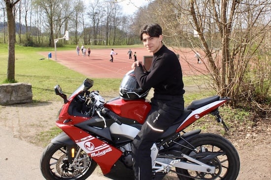 Yosef, der zwei bis dreimal die Woche zum Kickboxen geht und 2023 Bayerischer Meister wurde, musste immer nach Miesbach ins Training gefahren werden, da kein Bus fuhr. Jetzt hat er ein Motorrad, das ihn unabhängig macht von der mangelnden Anbindung Irschenbergs an den ÖPNV.
